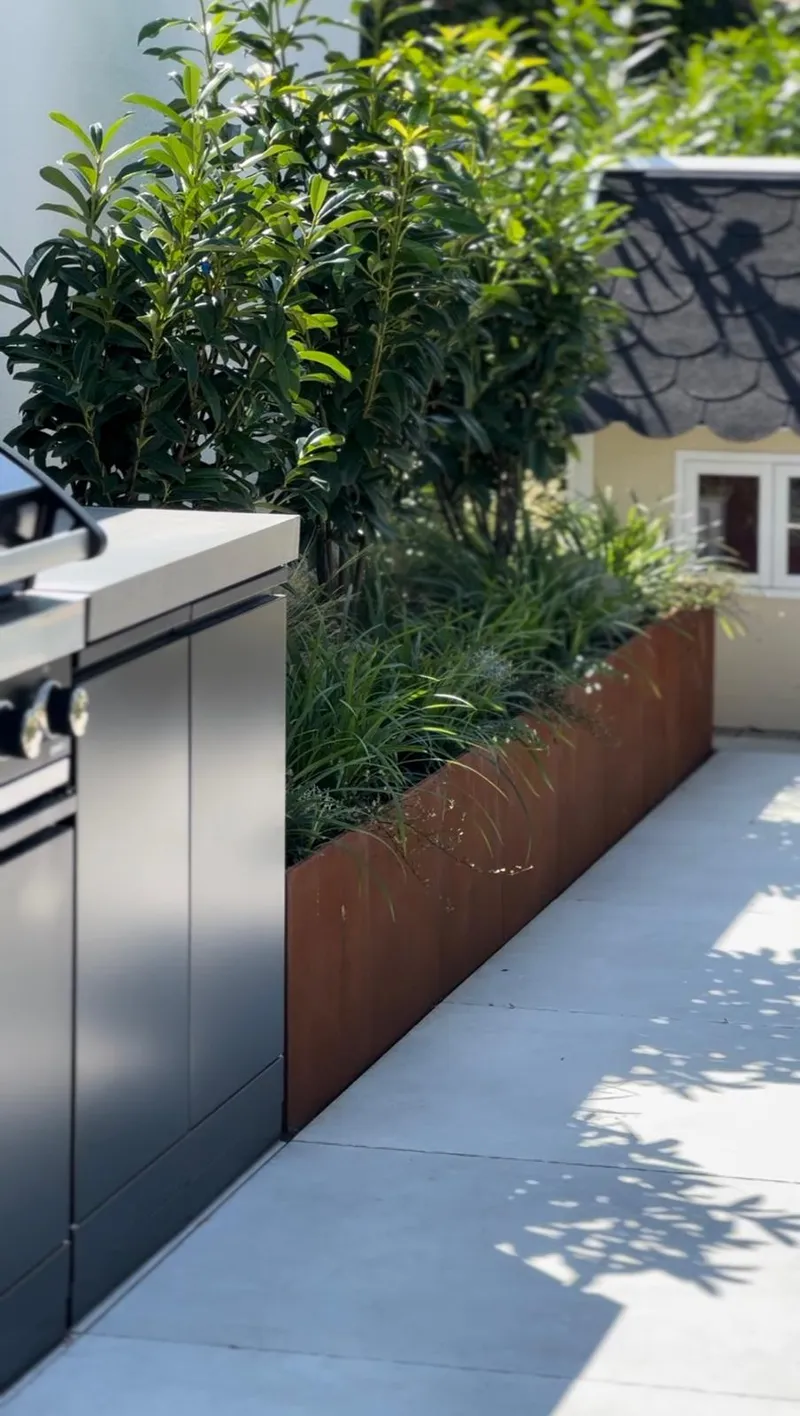 Grillbereich in einem modern gestalteten Garten